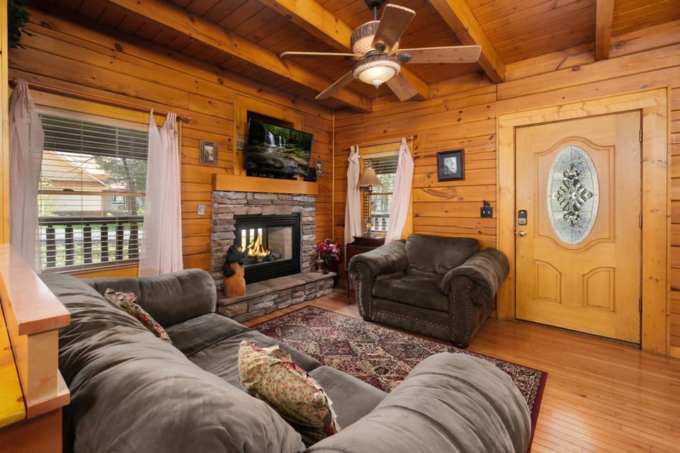 River Romance Love Flows Here Chalet in Pigeon Forge