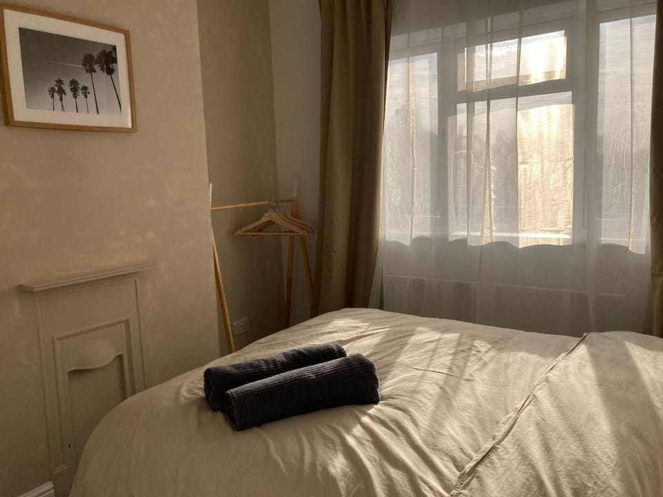 Bed, Bedroom, towels, wardrobe