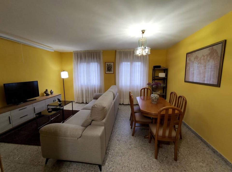 Communal lounge/ TV room, TV and multimedia, Living room, Dining area, Evening entertainment