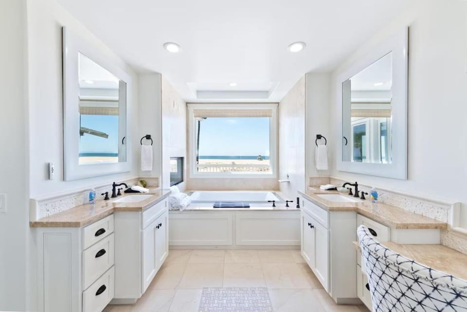 Oceanfront Escape with Breathtaking Views House in Balboa Peninsula