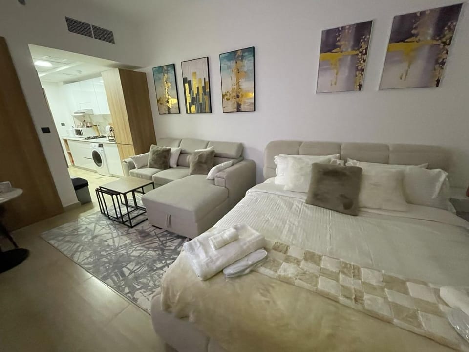 PANTHEON ELYSEE III Elite Apartment Spacious luxury stay with huge pool , modern gym and Complimentary welcome pack Apartment in Dubai