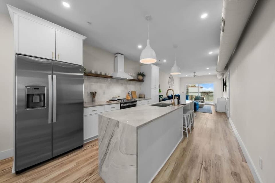 Palm & Pier Ocean Views, Elevator, Pool & Hot Tub House in Carolina Beach