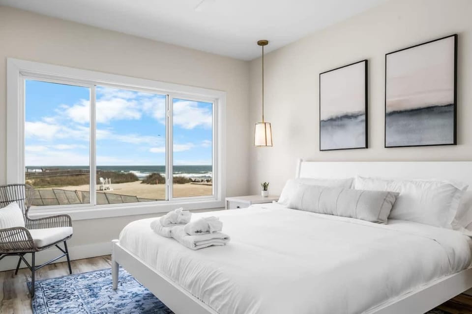 Palm & Pier Ocean Views, Elevator, Pool & Hot Tub House in Carolina Beach