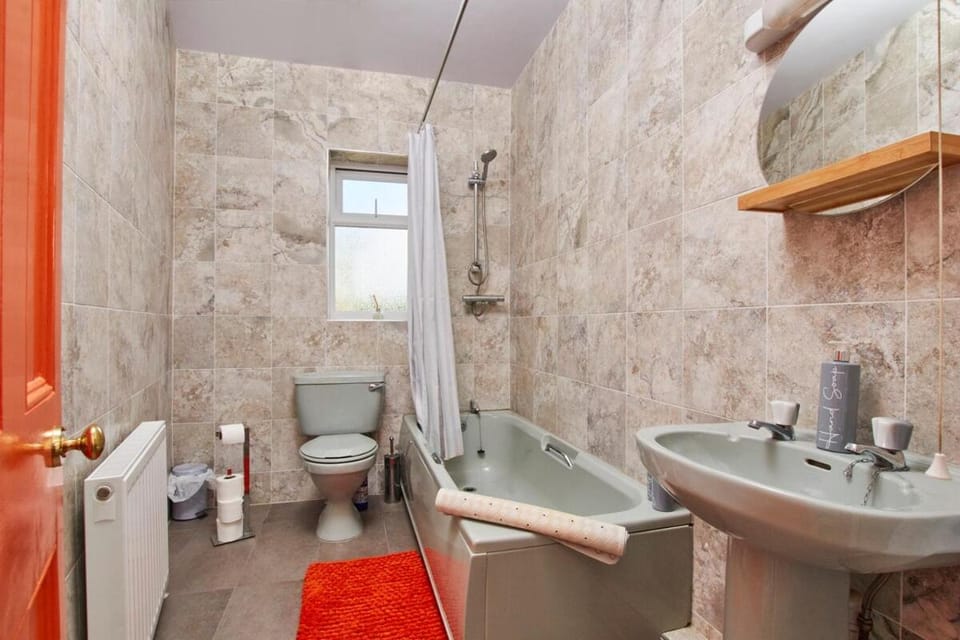 Shower, Toilet, Bathroom, Bath, towels