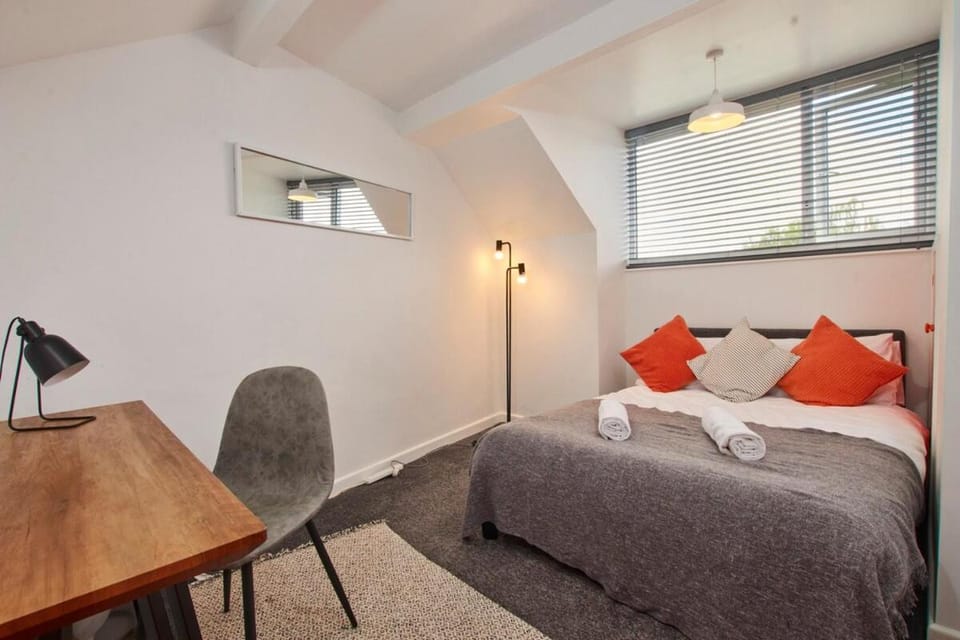 Bed, Seating area, Bedroom