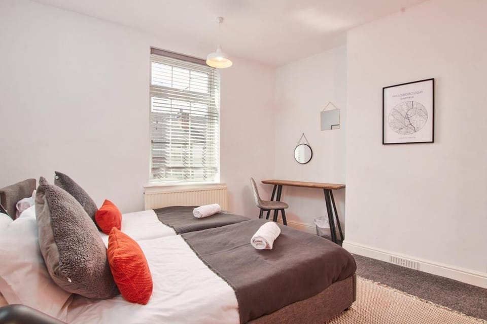 Bed, Seating area, Bedroom