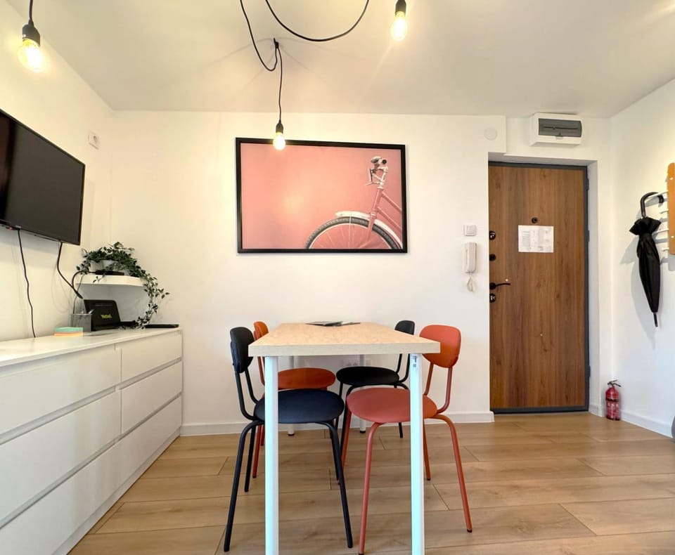 Kitchen or kitchenette, Seating area, Dining area