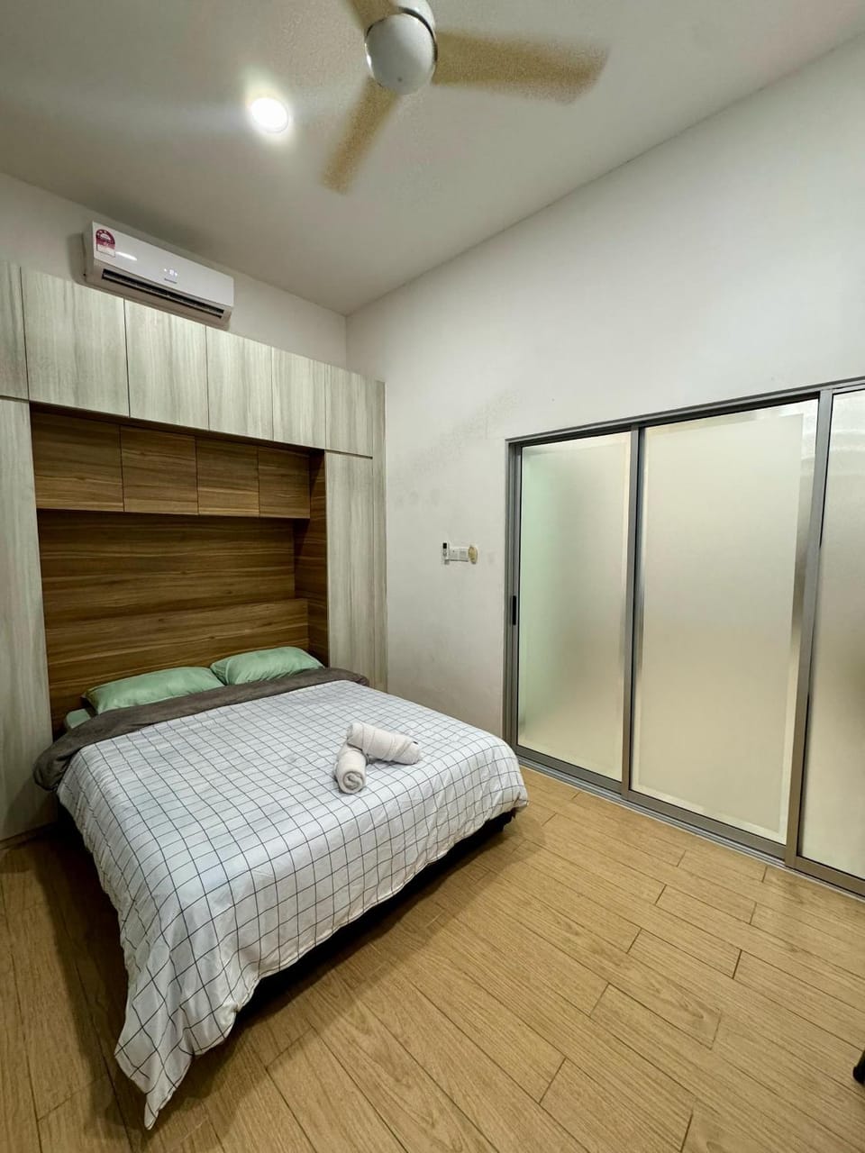 Bed, Bedroom, towels, air conditioner