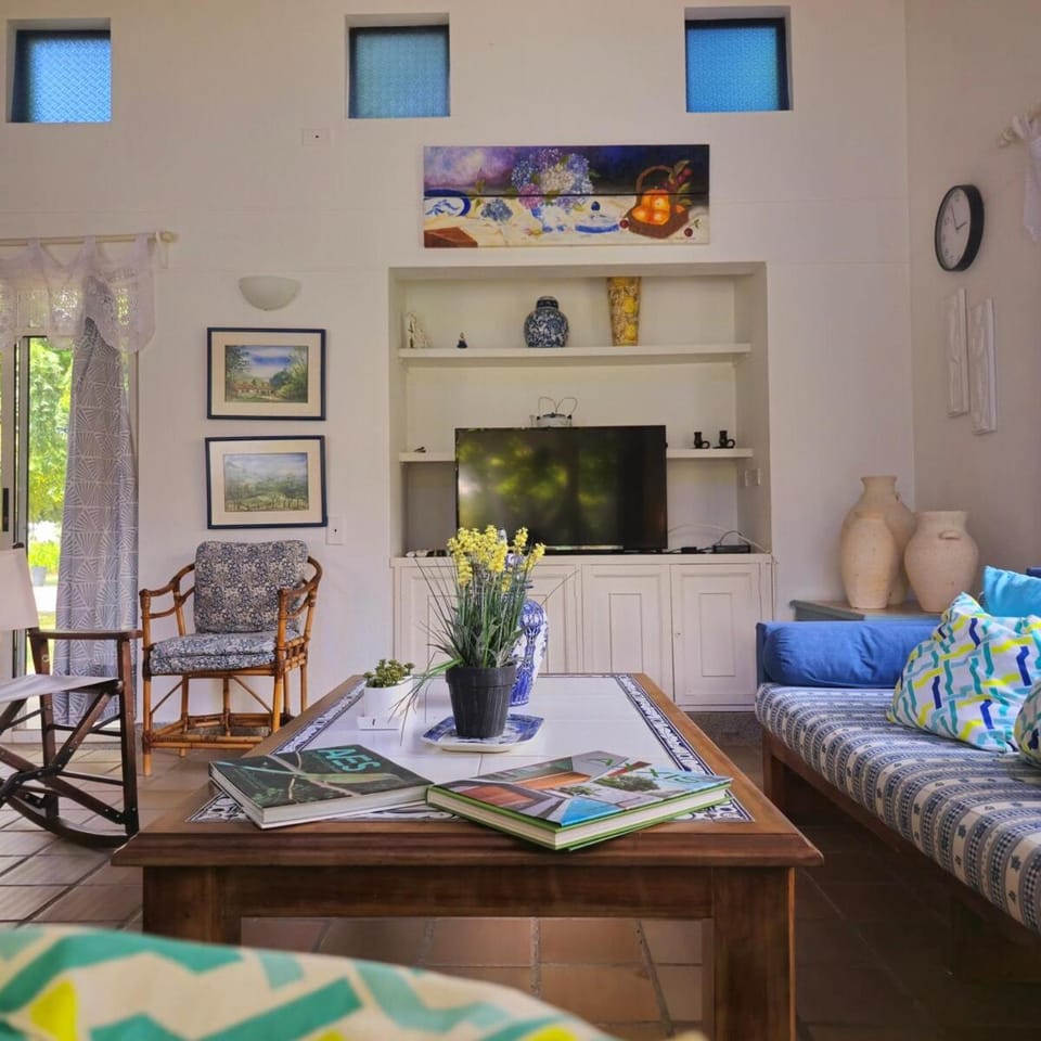 TV and multimedia, Living room, Evening entertainment