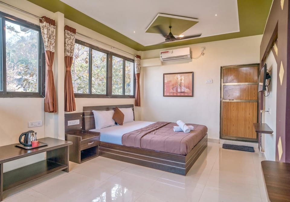 Bed, TV and multimedia, Photo of the whole room, Seating area, Bedroom, wardrobe, air conditioner