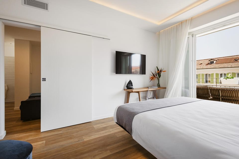 Bed, TV and multimedia, Photo of the whole room, Bedroom