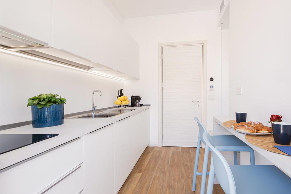 Kitchen or kitchenette, Dining area, stove