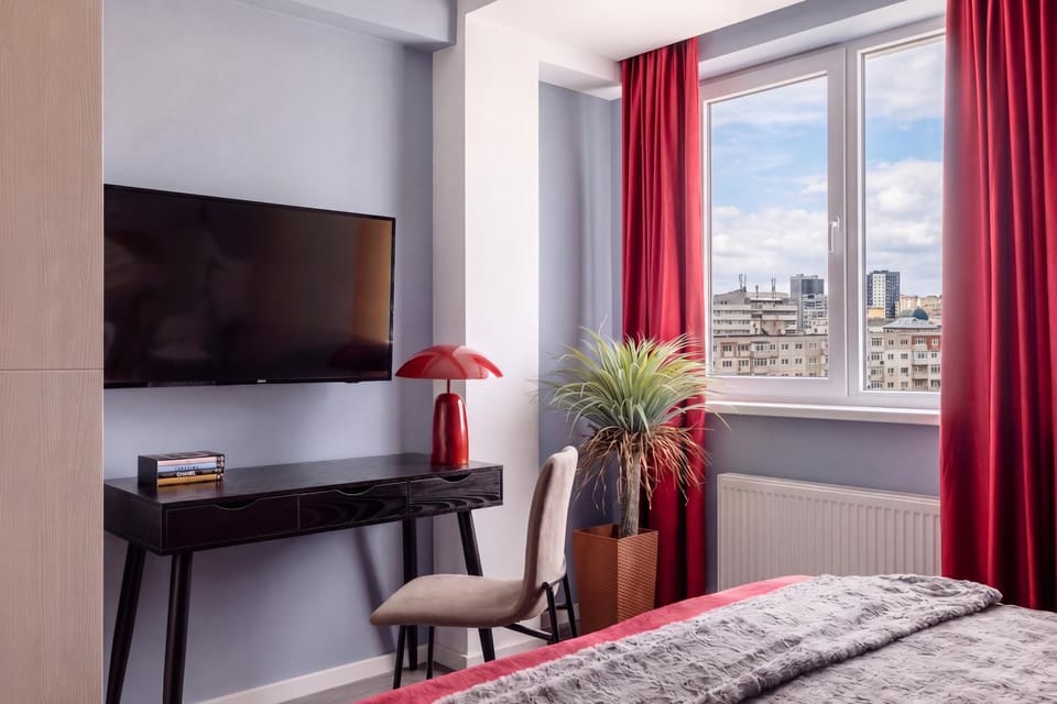 Bed, TV and multimedia, Living room, Seating area, Bedroom
