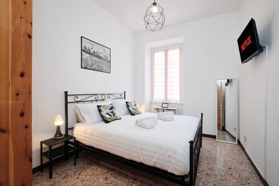 Bed, TV and multimedia, Photo of the whole room, Bedroom