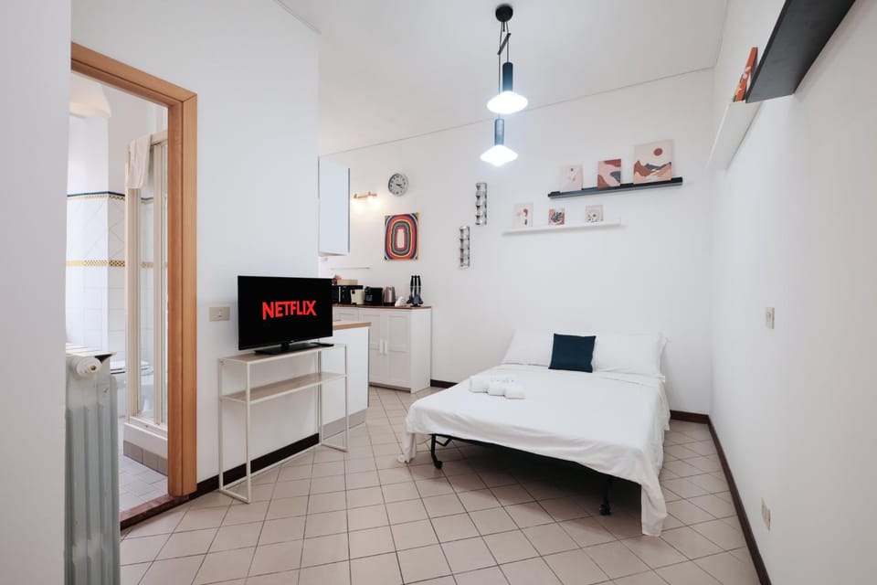 TV and multimedia, Kitchen or kitchenette, Living room, Seating area, Dining area