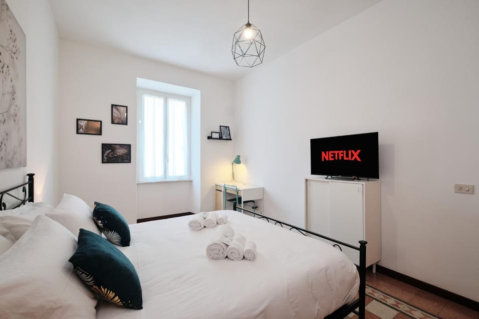 Bed, TV and multimedia, Photo of the whole room, Bedroom, towels