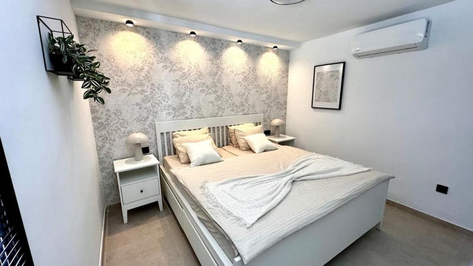 Bed, Bedroom, air conditioner