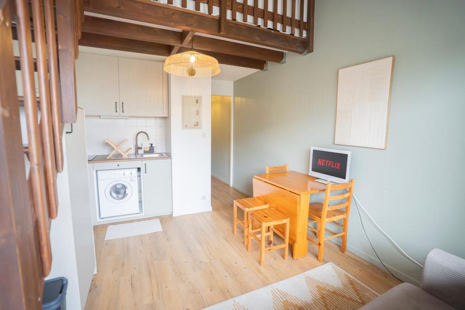 TV and multimedia, Kitchen or kitchenette, Living room, Dining area, stove, washing machine