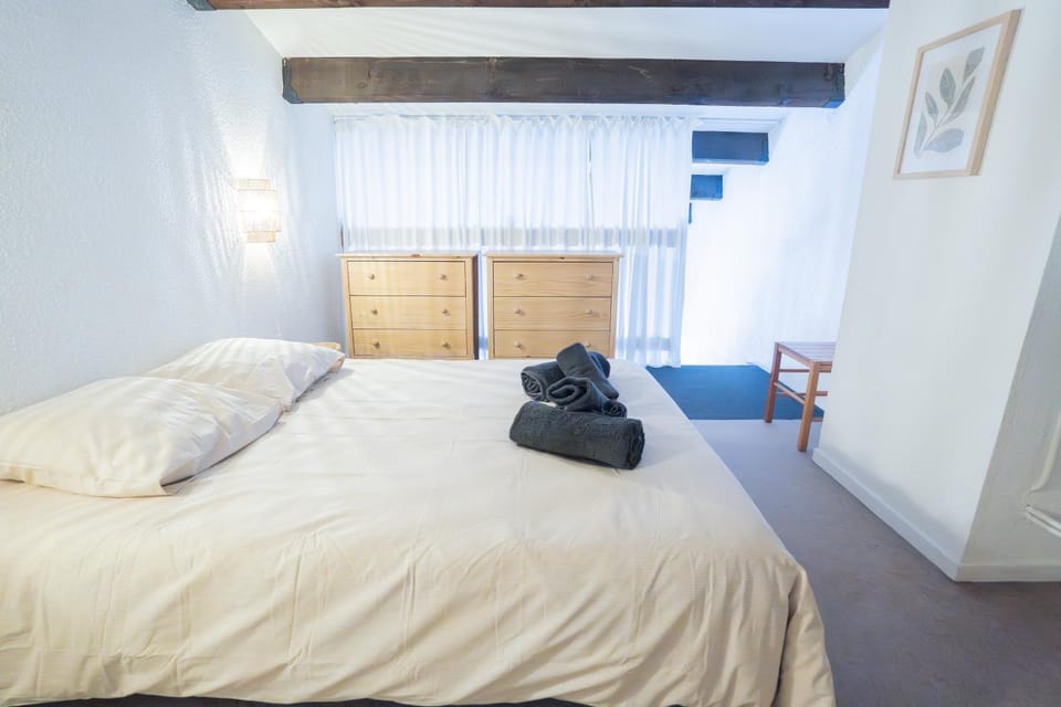 Bed, Photo of the whole room, towels, wardrobe