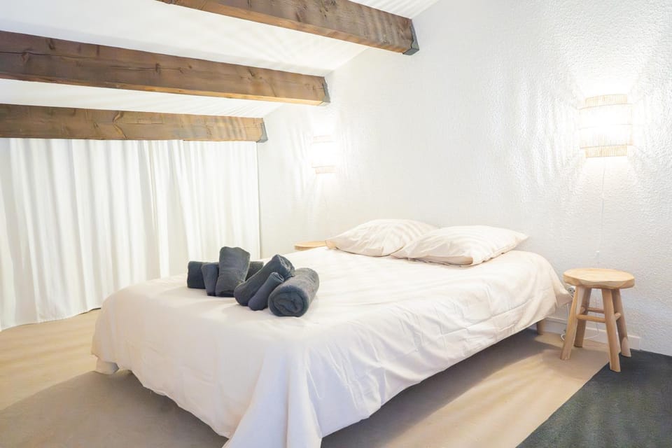 Bed, Bedroom, towels