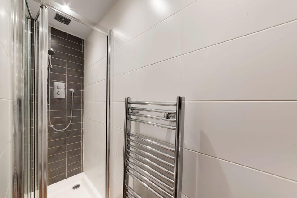 INACTIVE Huge 1 Bed Sleeps 4 De Lux Soho Fitzrovia Suite Apartment in London Borough of Islington