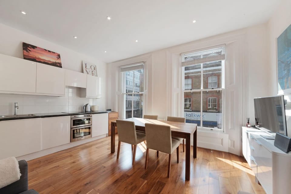 INACTIVE Huge 1 Bed Sleeps 4 De Lux Soho Fitzrovia Suite Apartment in London Borough of Islington
