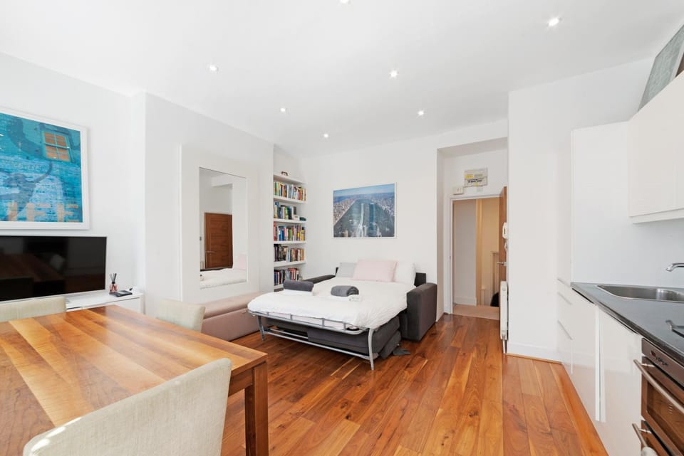 INACTIVE Huge 1 Bed Sleeps 4 De Lux Soho Fitzrovia Suite Apartment in London Borough of Islington