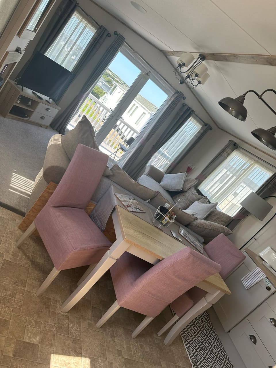 TV and multimedia, Living room, Seating area, Dining area