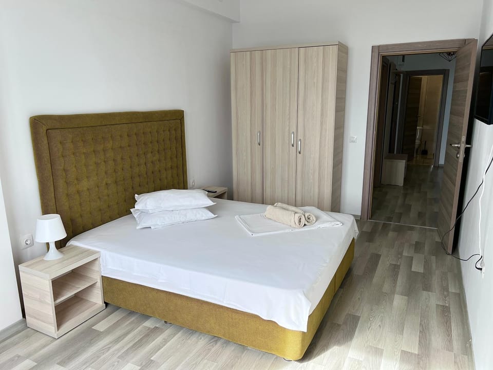 Bedroom, towels