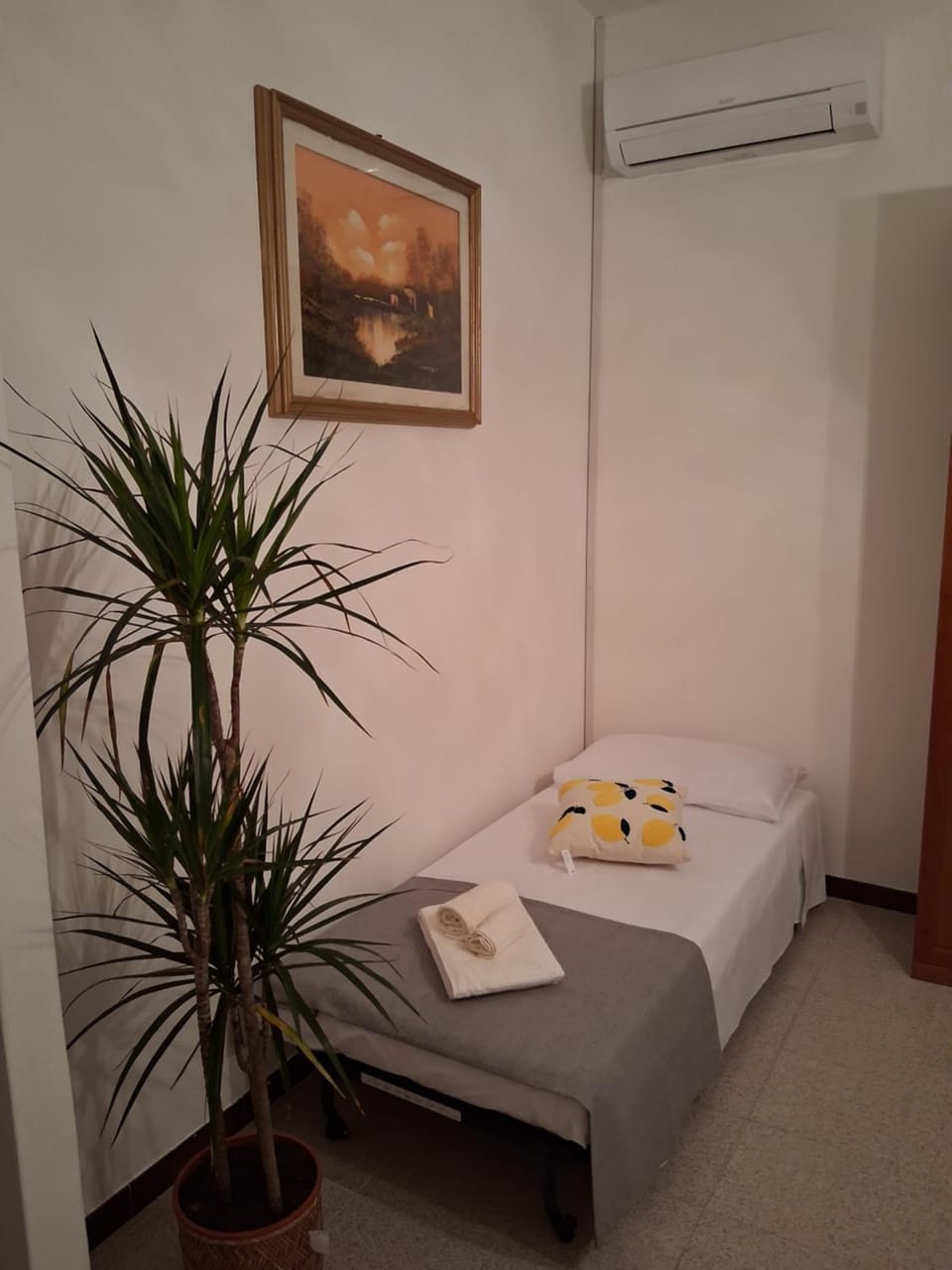 Bed, towels, air conditioner