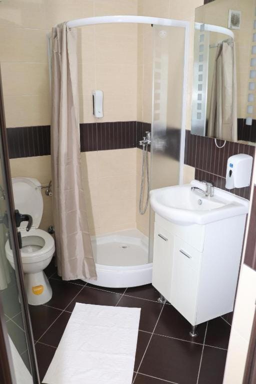 Shower, Toilet, Bathroom, towels
