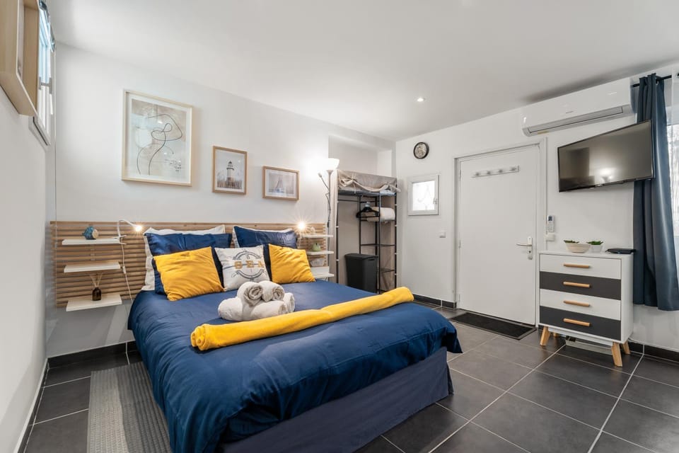 Bed, Living room, Bedroom