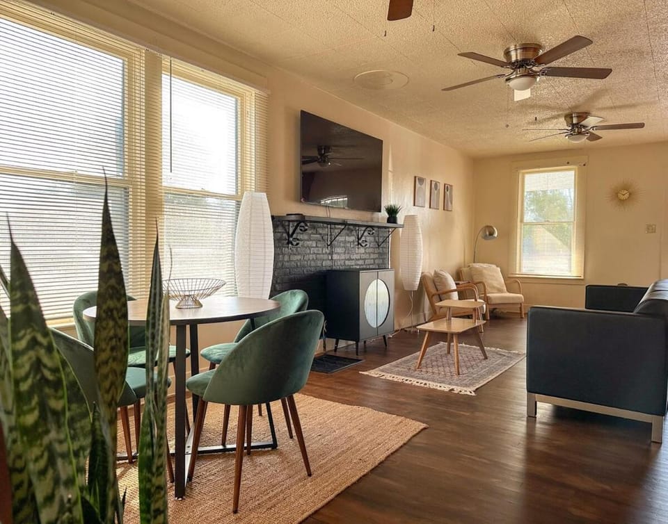 Mid-Century Modern retreat House in Visalia