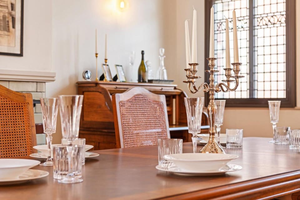 Food and drinks, Seating area, Dining area, Food, Drinks, Alcoholic drinks