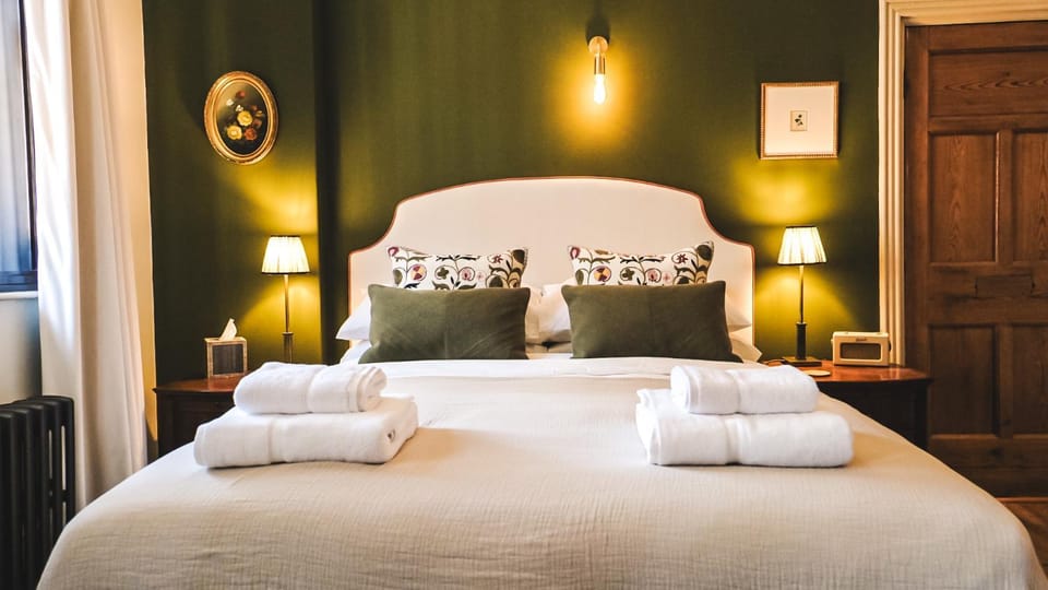 Bed, Bedroom, towels