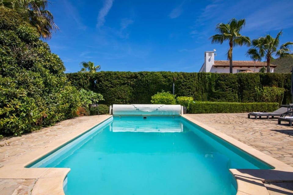 Swimming pool, sunbed