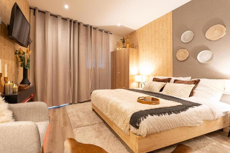 Bed, Night, TV and multimedia, Coffee/tea facilities, Photo of the whole room, furniture, internet, acessibility