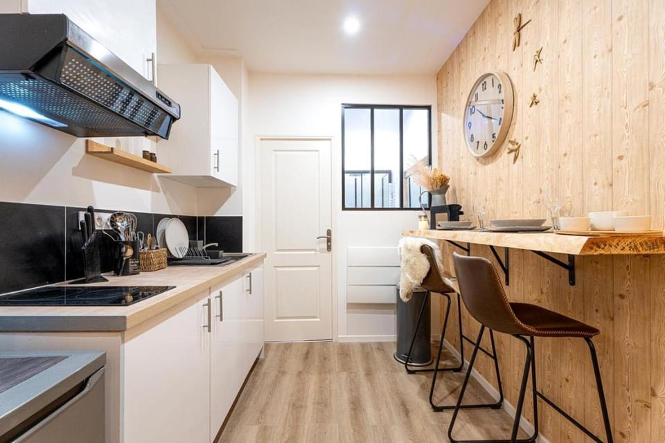 Kitchen or kitchenette, Dining area, flat iron