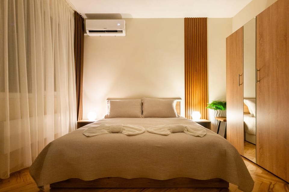 Bed, Bedroom, wardrobe, air conditioner