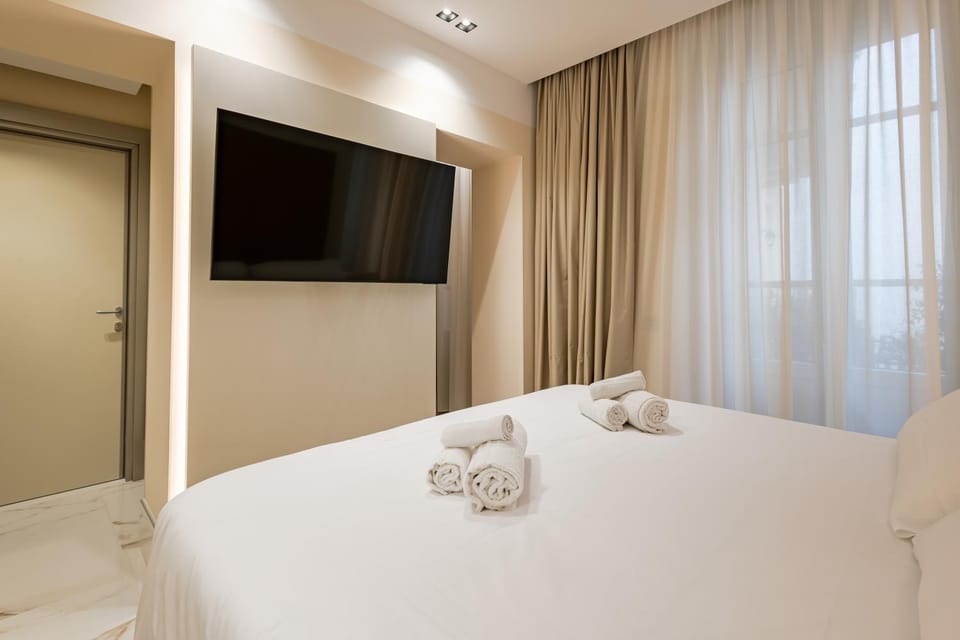 Bed, TV and multimedia, Bedroom, towels