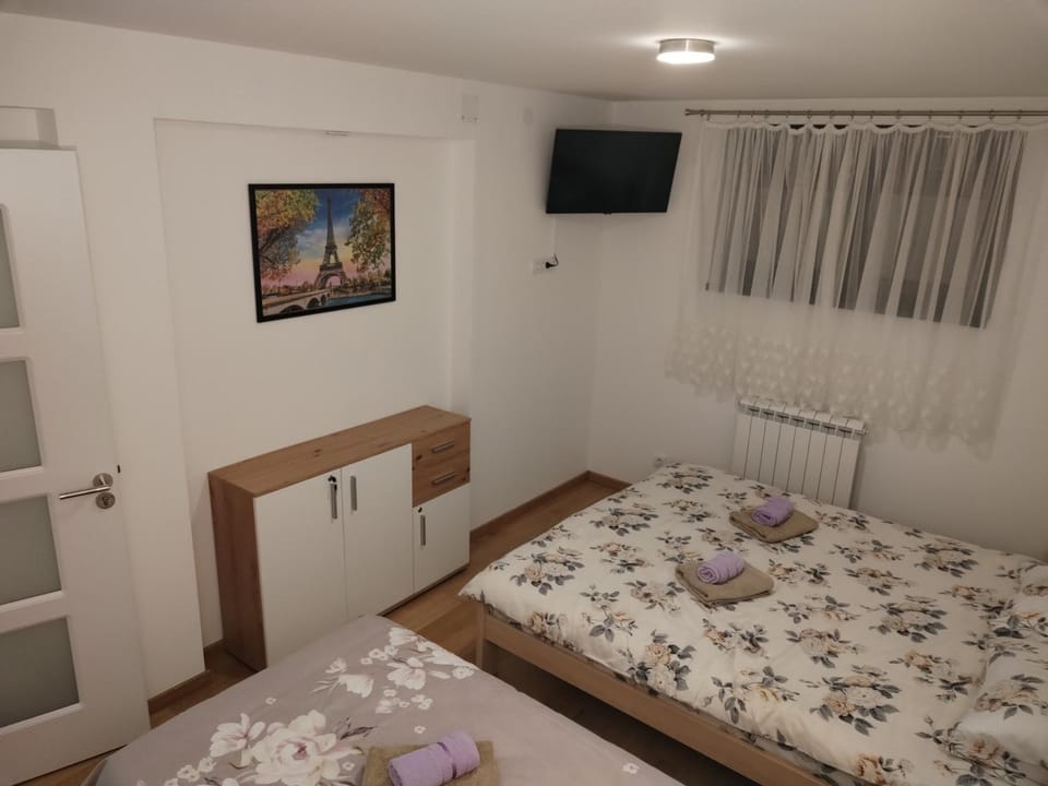 Bed, TV and multimedia, Bedroom