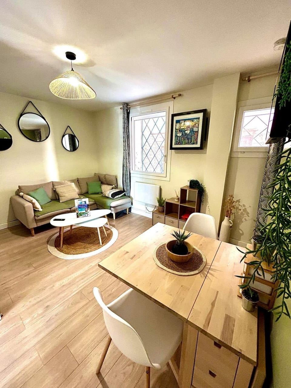 Living room, Seating area, Dining area