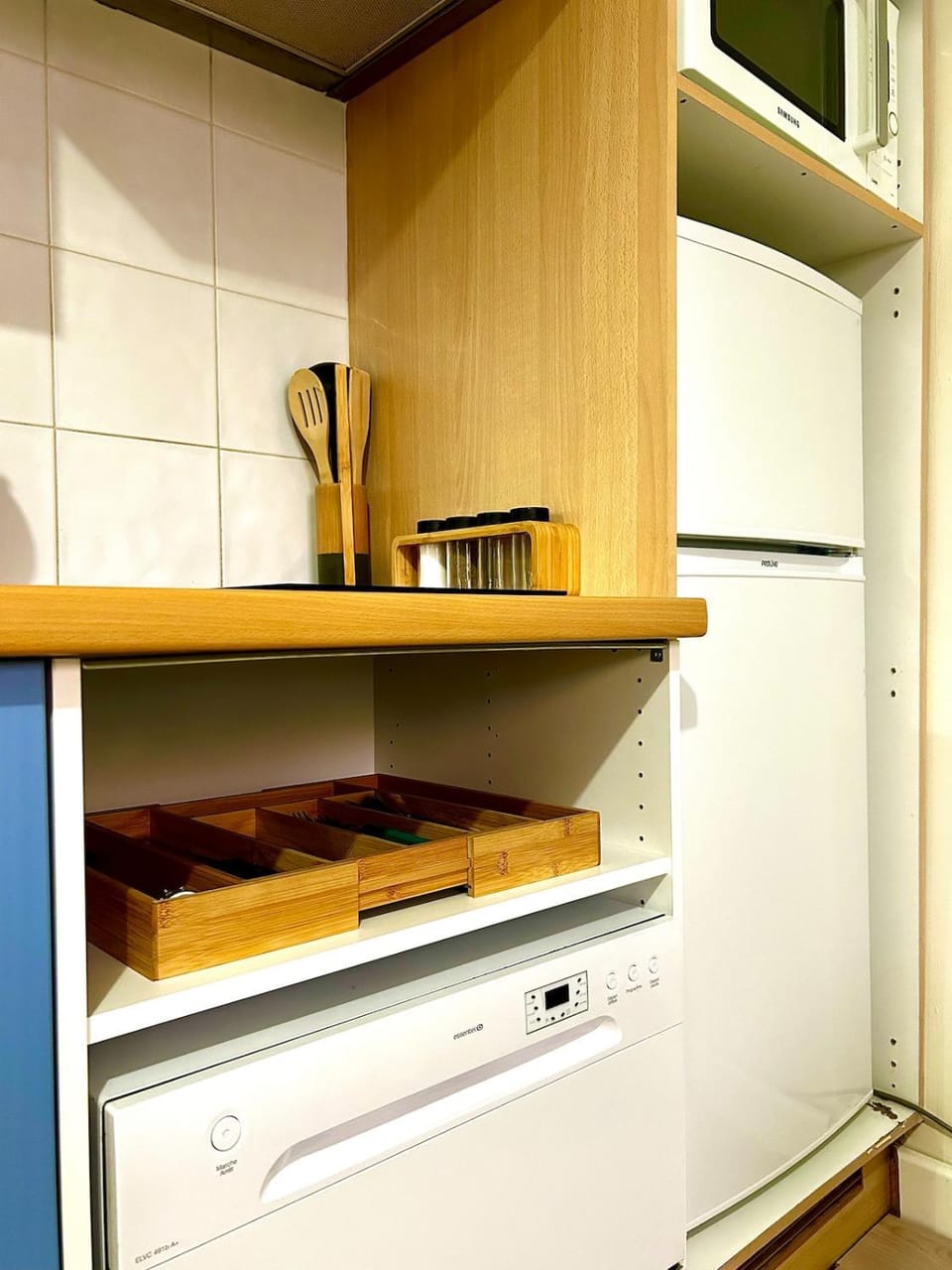 Kitchen or kitchenette, dishwasher, stove