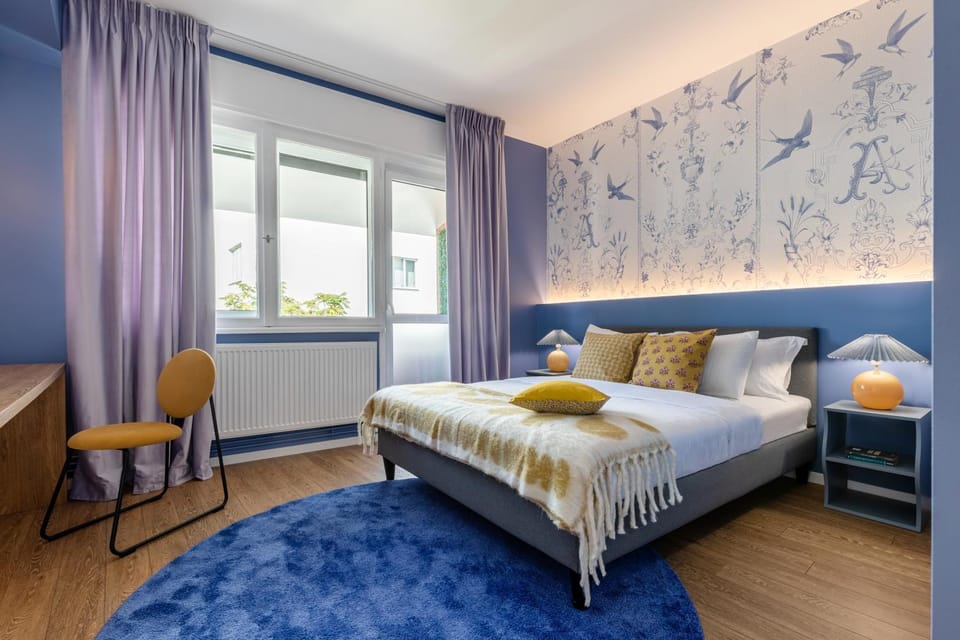 Bed, Photo of the whole room, Seating area, Bedroom