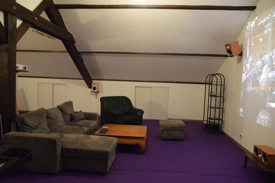 Maison en bois avec salle de cinéma à la campagne House in Jura