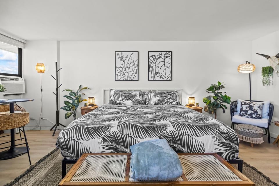 Oceanview Freshly Renovated Free Parking WiFi Apartment in Honolulu