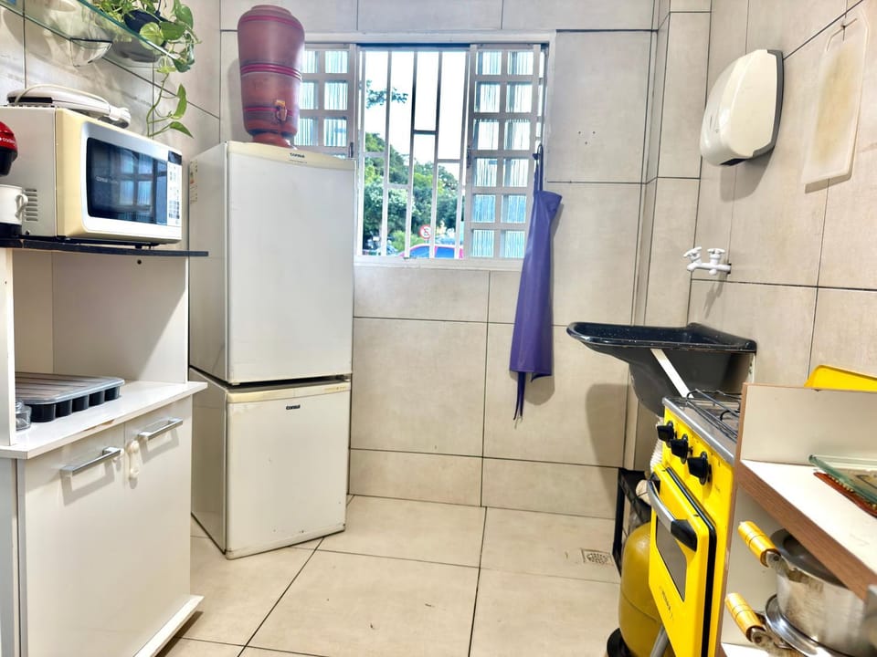 Kitchen or kitchenette, minibar, stove