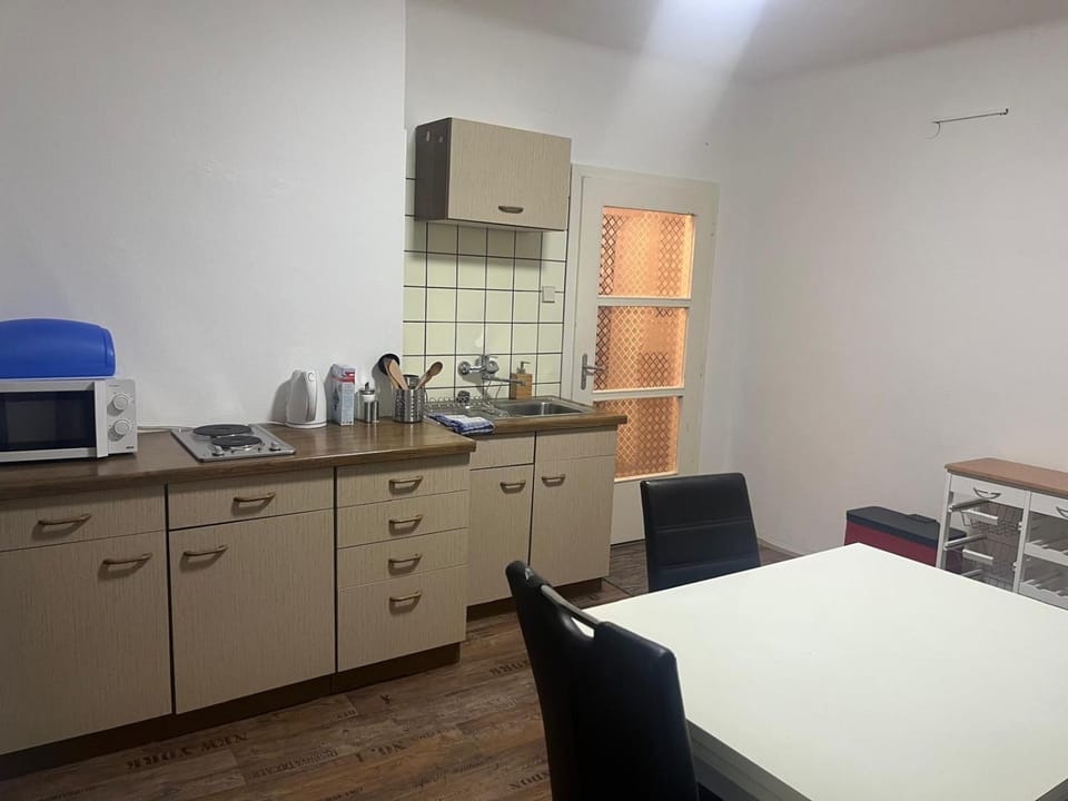 Kitchen or kitchenette, Dining area, pet friendly, stove