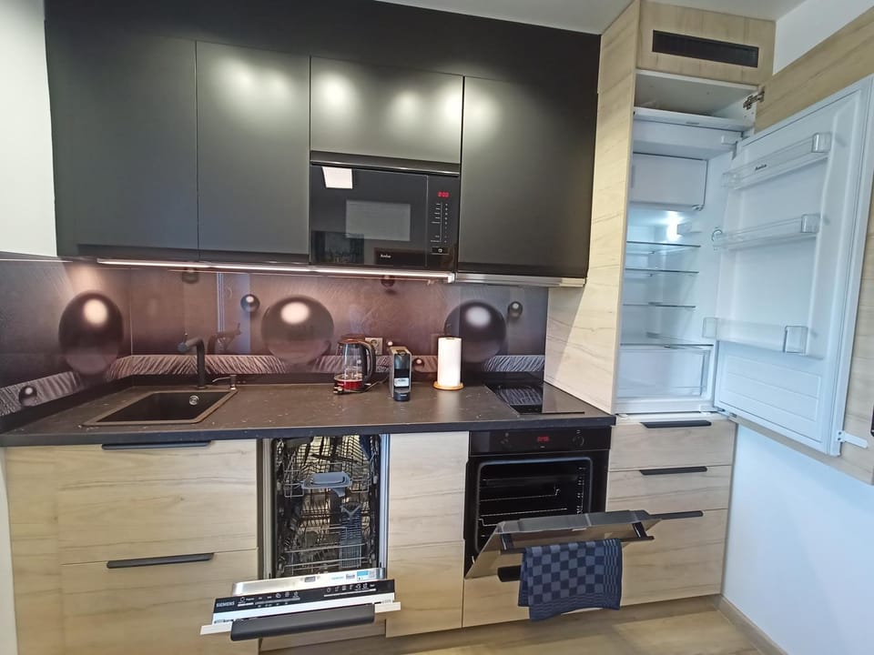 Coffee/tea facilities, microwave, oven, kitchen