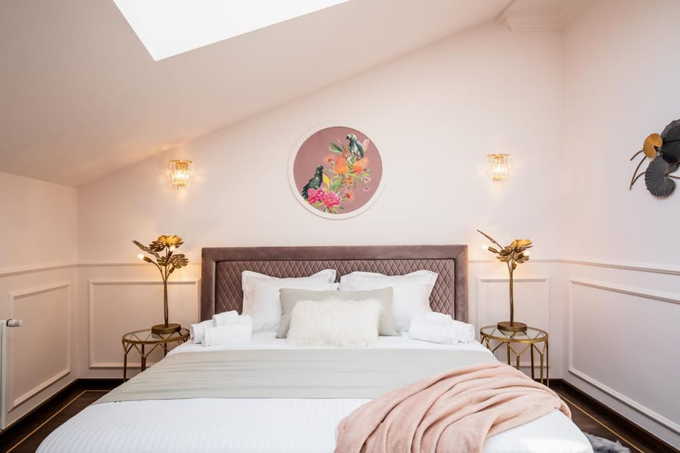 Bed, Photo of the whole room, Decorative detail, Bedroom